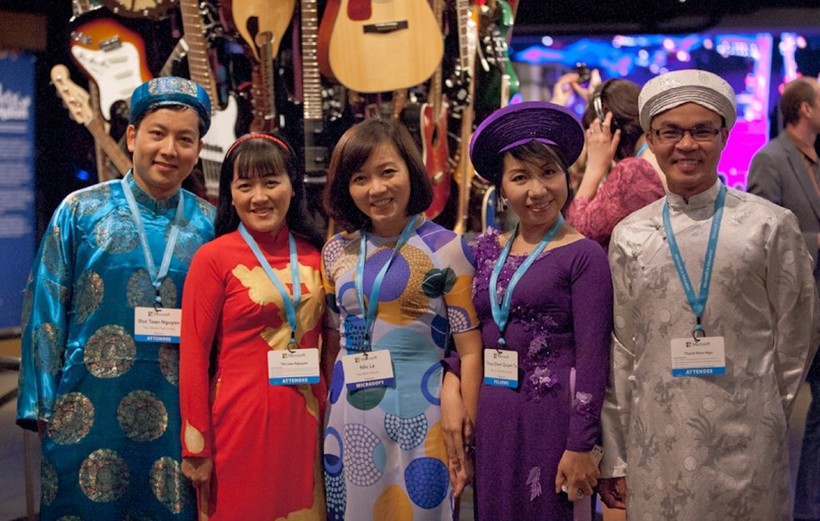 Cô Liễu (thứ hai từ trái sang) và các thầy cô trong đoàn Việt Nam tham dự diễn đàn