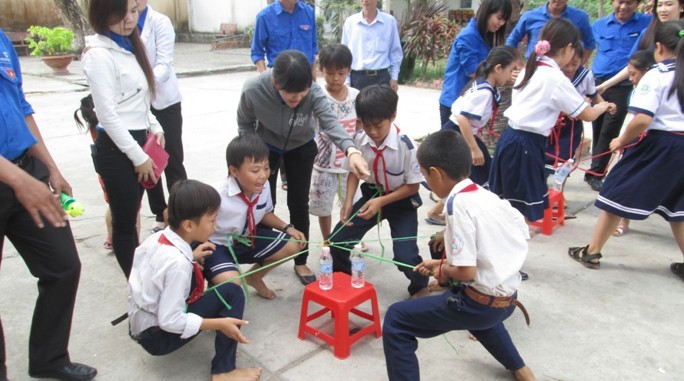 Các em HS Trường TS Bình Sơn (huyện Hòn Đất  - Kiên Giang) tham gia trò chơi dân gian trong giờ ngoại khóa