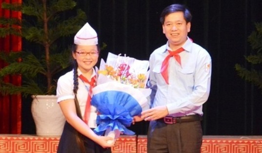 Thục Hiền vinh dự nhận hoa chúc mừng của Bí thư T.Ư Đoàn tại Đại hội cháu ngoan Bác Hồ vừa diễn ra ở Hà Tĩnh