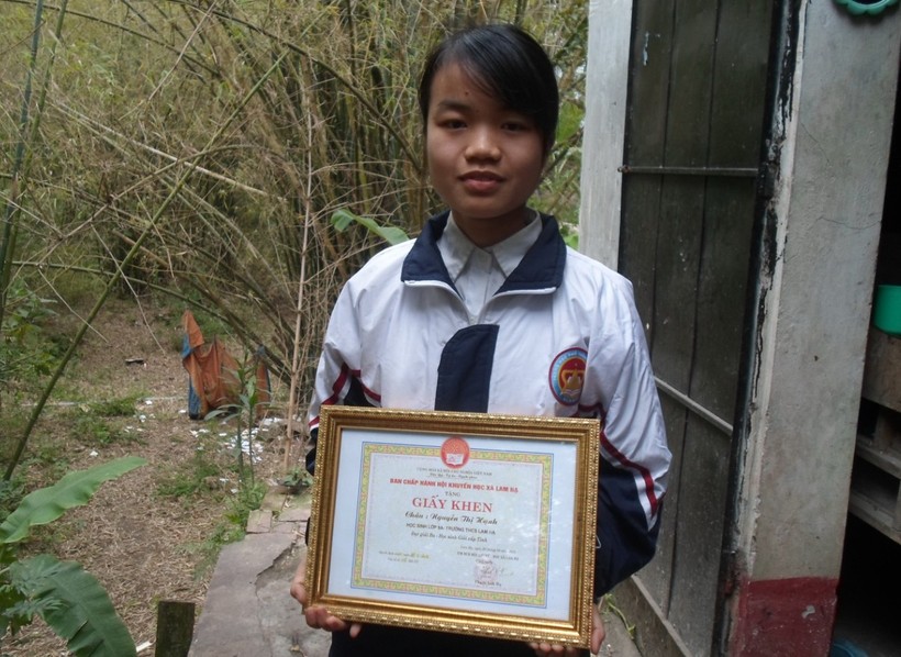 Dù gia cảnh nghèo khó nhưng Nguyễn Thị Hạnh luôn vươn lên trong học tập và là học sinh giỏi nhiều năm liền