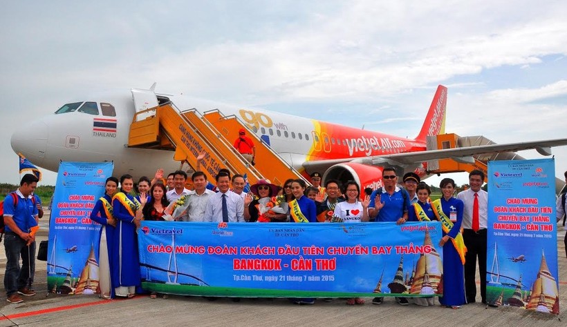 Những hành khách đầu tiên từ chuyến bay Bangkok (Thái Lan) về sân bay Cần Thơ.      