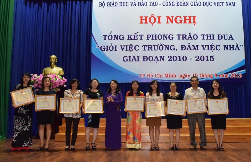 Thứ trưởng Nguyễn Thị Nghĩa trao bằng khen cho các cá nhân và tập thể xuất sắc