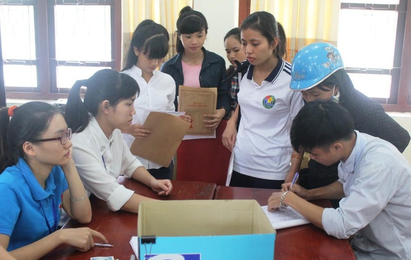 Thí sinh nộp hồ sơ đăng ký xét tuyển vào ĐH, CĐ tại Nghệ An