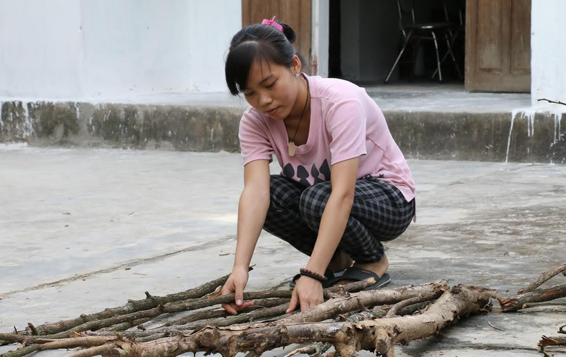 Bùi Thị Thu Trang tranh thủ giúp mẹ trước ngày nhập học