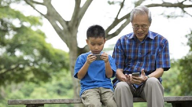 Gạt bỏ suy nghĩ sai lầm khi mua smartphone cho người già 