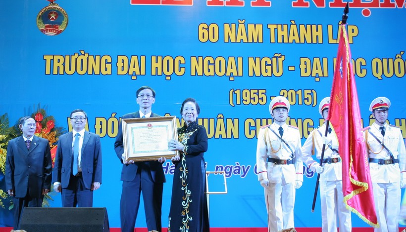 Phó Chủ tịch nước Nguyễn Thị Doan trao Huân chương Độc lập hạng Nhất cho lãnh đạo nhà trường