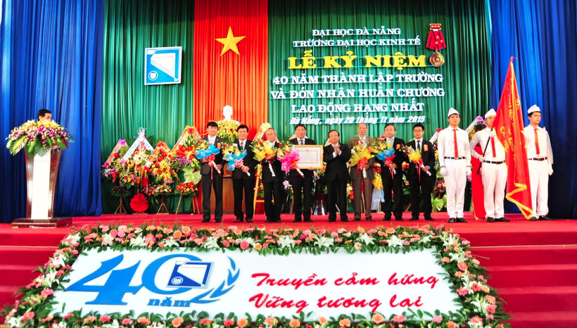 Tập thể trường ĐH Kinh tế, ĐH Đà Nẵng vinh dự đón nhận Huân chương lao động hạng Nhất. 