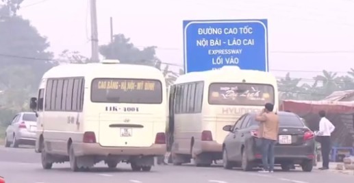 Xe bắt khách tràn lan trên cao tốc Nội Bài - Lào Cai