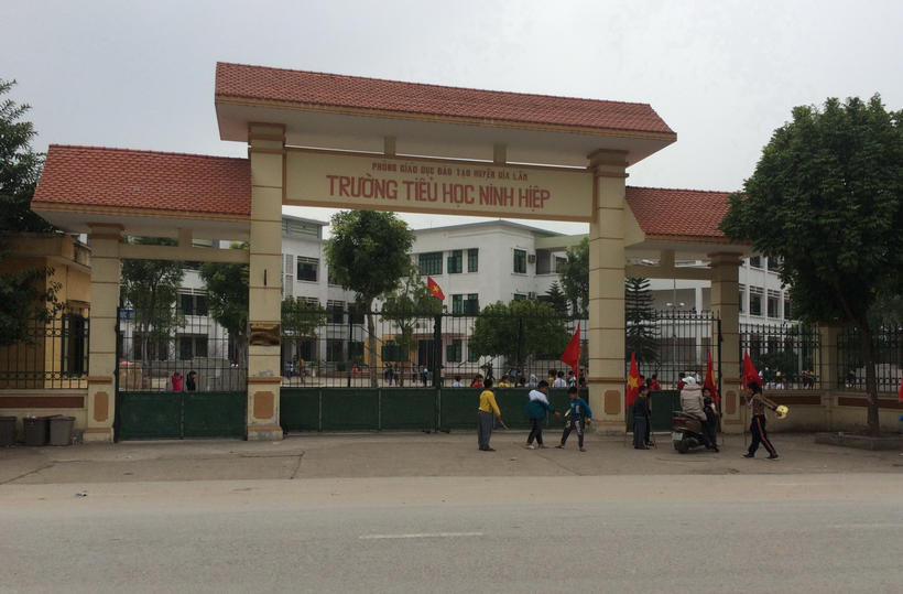Nhiều đối tượng lôi kéo các em học sinh tụ tập trước cổng trường THCS Ninh Hiệp