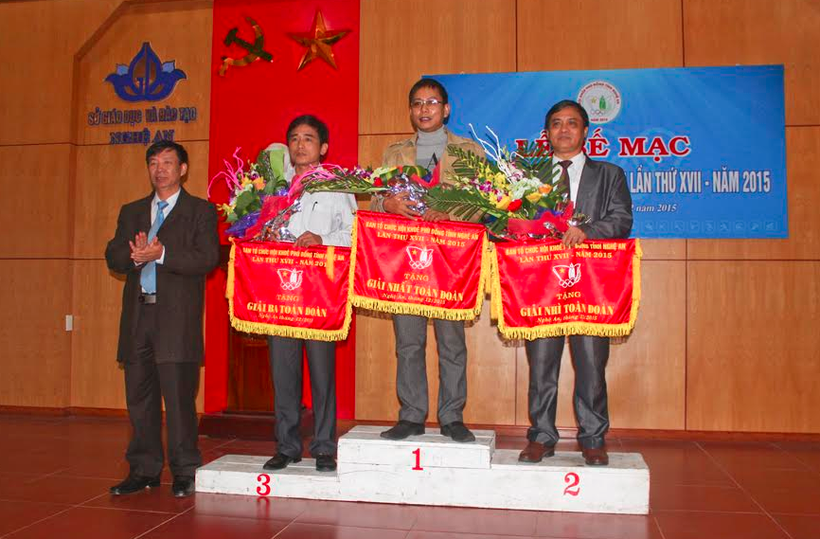 Ban tổ chức trao giải cho 3 đoàn vận động viên xếp hạng Nhất, Nhì, Ba tại Hội khỏe Phù Đổng tỉnh Nghệ An lần thứ 17.