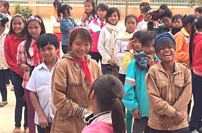 Học sinh Trường Măng Ri mặc áo ấm do Hội “Gánh hàng xén cho trẻ vùng cao” hỗ trợ.