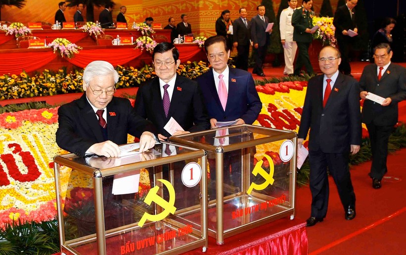 Các đồng chí lãnh đạo Đảng, Nhà nước và đại biểu bỏ phiếu bầu Ban Chấp hành Trung ương Đảng khóa XII