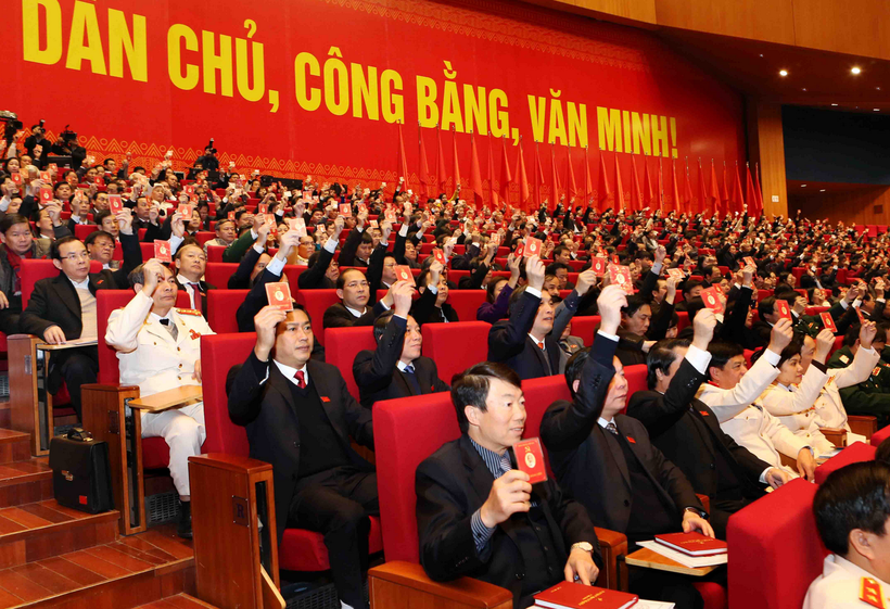 Các đại biểu biểu quyết thông qua kết quả bầu Ban Chấp hành Trung ương Đảng Khóa XII . Ảnh: TTXVN 