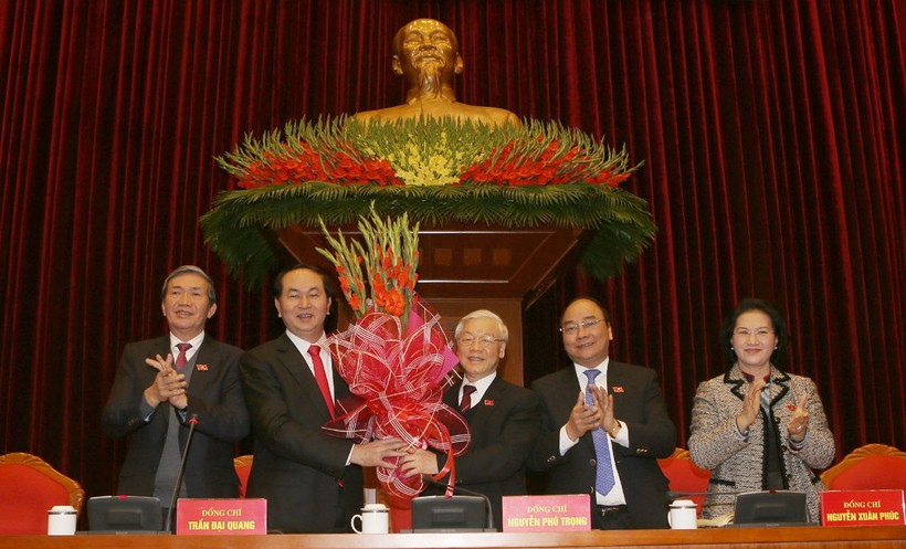 Đại biểu chúc mừng Tổng Bí thư Nguyễn Phú Trọng tái đắc cử
