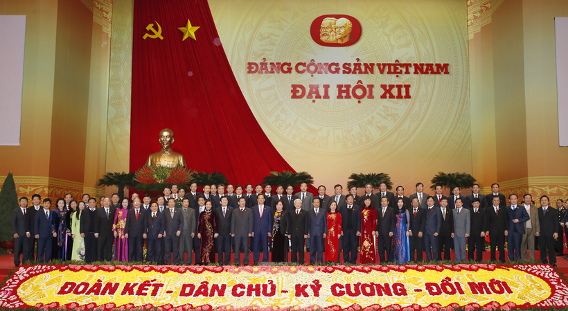 Ban Chấp hành Trung ương khóa XII ra mắt Đại hội.