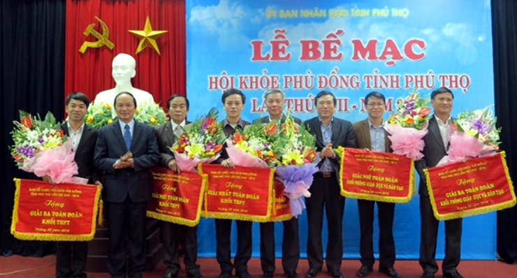 Phó Chủ tịch UBND tỉnh Phú Thọ Hà Kế San và Giám đốc Sở GD&ĐT Nguyễn Minh Tường tặng cờ và hoa cho các đơn vị đạt thành tích tại Hội khoẻ