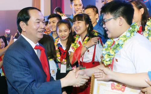Chủ tịch nước Trần Đại Quang với các cháu thiếu niên. 