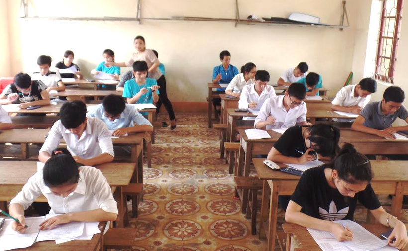 Giáo viên và học sinh Trường THPT Nghèn (Can Lộc – Hà Tĩnh) trong kỳ thi thử do trường tổ chức để chuẩn bị tốt cho kỳ thi THPT Quốc gia sắp tới.
