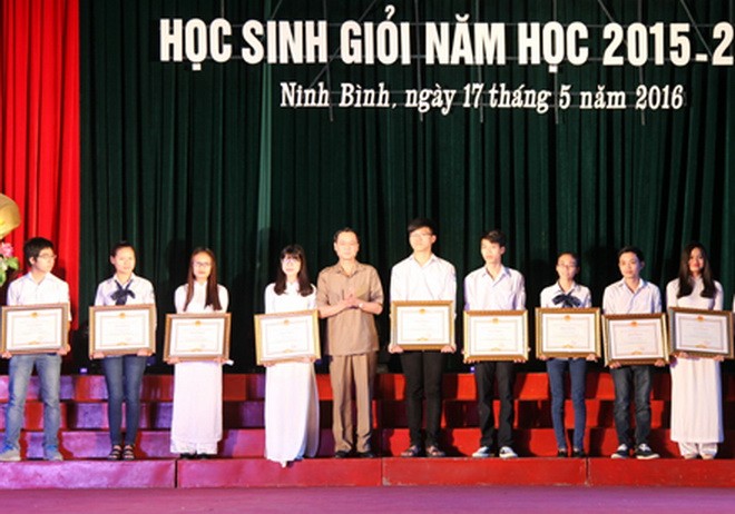 Lãnh đạo tỉnh Ninh Bình trao bằng khen cho các học sinh xuất sắc