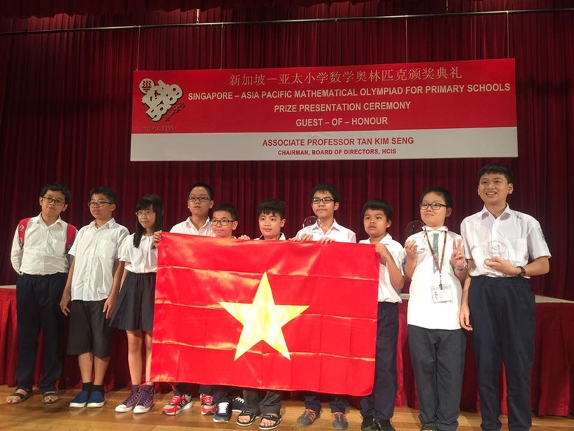 Đoàn học sinh Việt Nam nhận giải tại APMOPS 2016