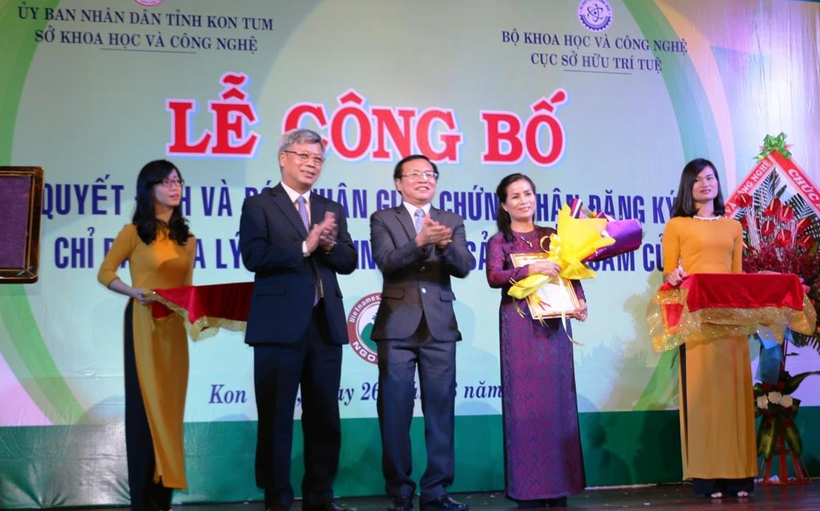 Ông Trần Việt Thanh - Thứ trưởng Bộ KH&CN -trao giấy chứng nhận cho UBND tỉnh Kon Tum