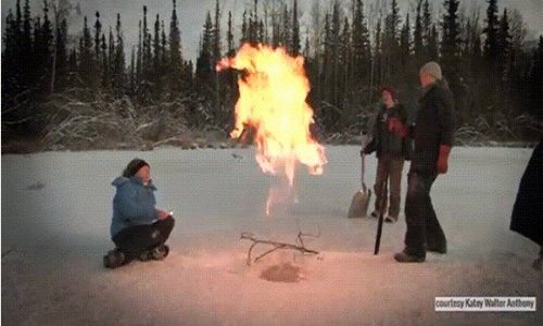 Khí metan thoát ra từ mặt hồ tại Alaska bốc cháy phừng phừng. 