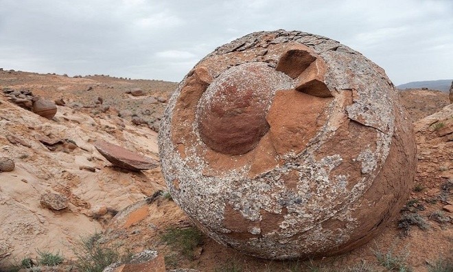 Những khối đá tròn như hòn bi khổng lồ ở Kazakhstan 