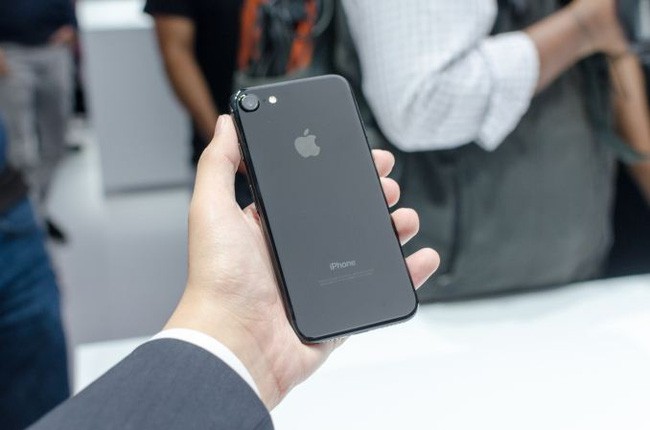 Vì sao Apple ra mắt iPhone 7 và 7 Plus đen bóng?