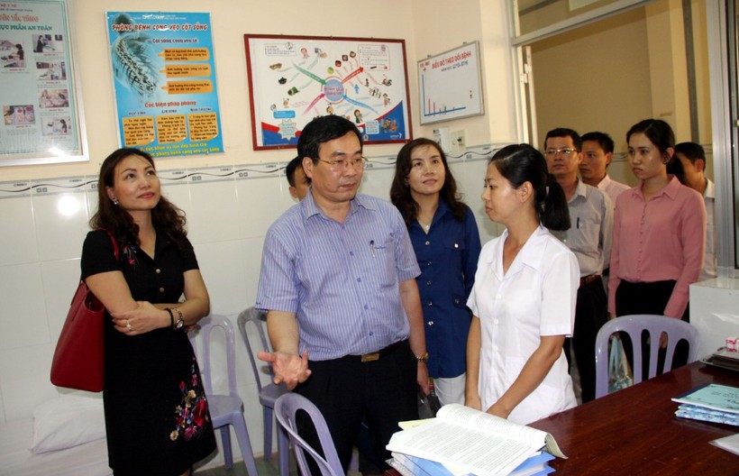 TS Ngũ Duy Anh cùng đoàn công tác kiểm tra công tác YTTH tại Trường Tiểu học Mạc Đĩnh Chi - quận Ninh Kiều (TP Cần Thơ)
