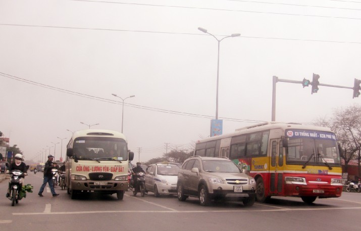 Cảnh ô tô xếp hàng ngang trên QL5 qua Hà Nội