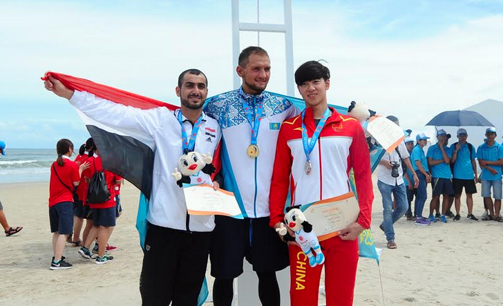 Niềm vui của các vận động viên đội tuyển Bơi đường dài Kazakhstan khi xuất sắc giành ngôi vô địch toàn đoàn.