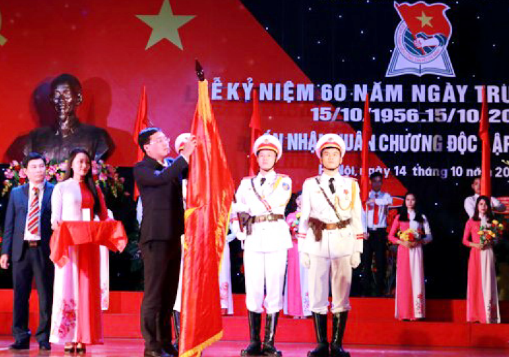 Đồng chí Lê Quốc Phong -  Bí thư thứ nhất BCH Trung ương Đoàn - trao Huân chương  Độc lập hạng Nhì cho Học viện Thanh thiếu niên Việt Nam