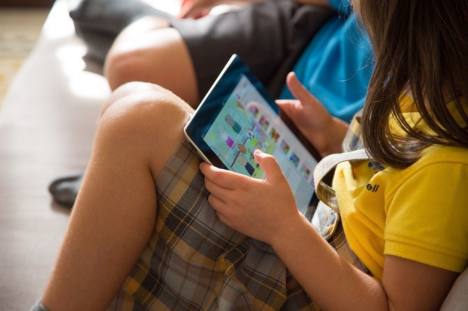 Thời gian thích hợp cho trẻ sử dụng smartphone, tablet là bao lâu?