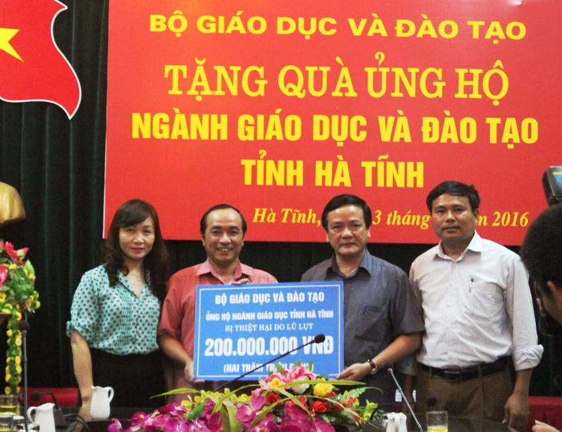 Bộ GD&ĐT tặng quà ủng hộ ngành giáo dục Hà Tĩnh