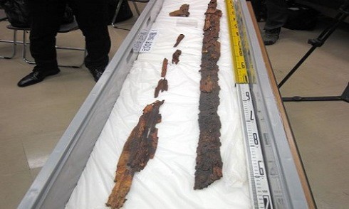 Hai thanh kiếm báu được tìm thấy trong hầm mộ dưới lòng đất ở Kyushu, Nhật Bản.