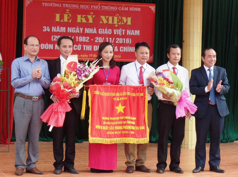 Trường THPT Cẩm Bình (Hà Tĩnh) đón nhận cờ thi đua xuất sắc của Chính phủ