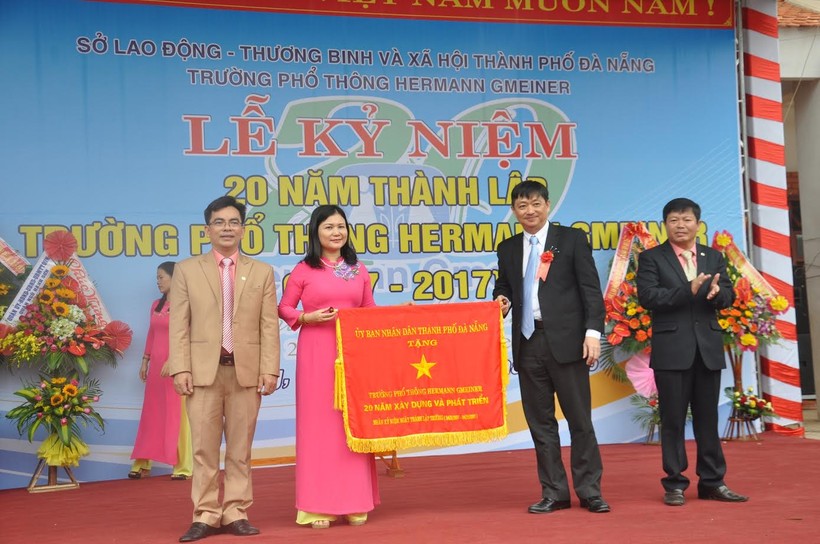 Ông Đặng Việt Dũng – Phó Chủ tịch UBND TP. Đà Nẵng trao tặng Cờ Thi đua cho tập thể nhà trường.