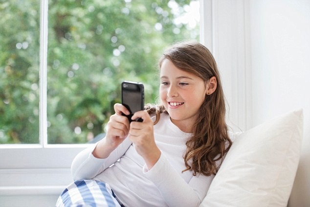 Trẻ “nghiện” điện thoại thông minh dễ bị béo phì