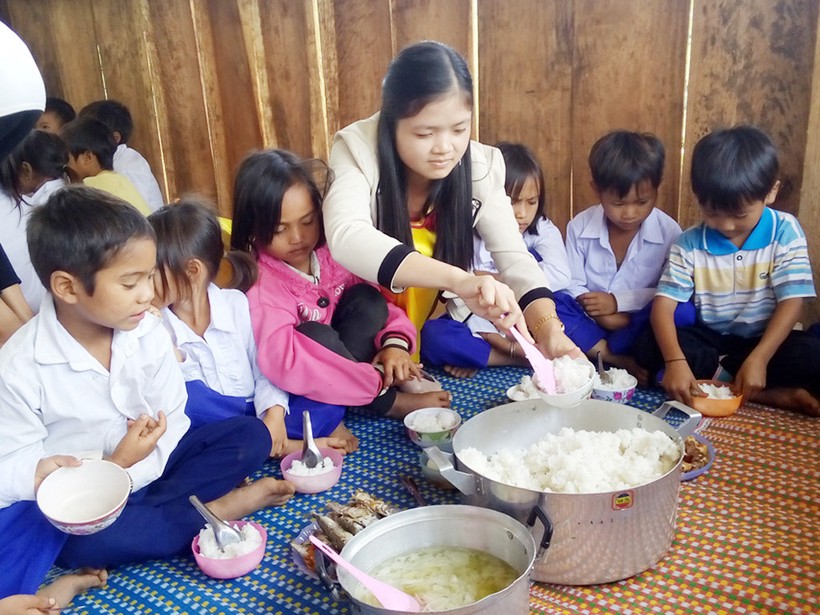 Học sinh Trường dân tộc bán trú Măng Ri, huyện Tu Mơ Rông (Kon Tum) được hỗ trợ ăn trưa tại trường