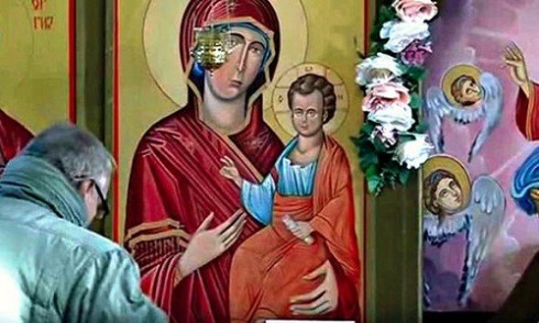 Tranh Đức mẹ Đồng trinh nhỏ "nước mắt" trong nhà thờ Macedonia.
