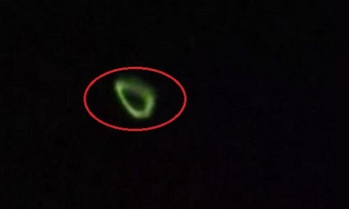 UFO phát hào quang suốt 4 phút trên bầu trời Italy