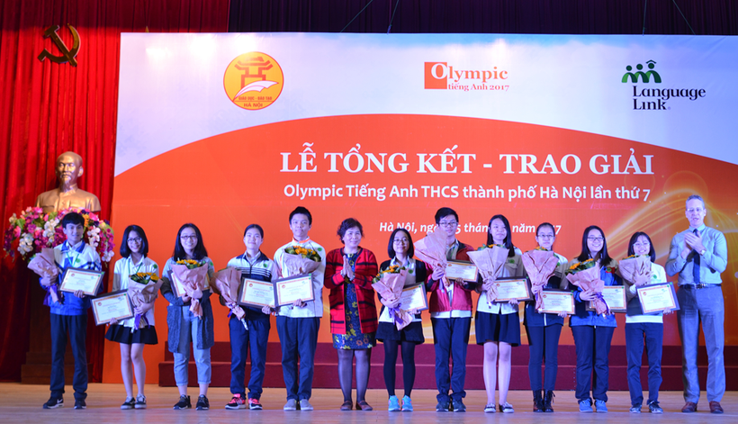 Đại diện Ban tổ chức tặng giấy chứng nhận và hoa cho 11 thí sinh đạt giải Nhất tại cuộc thi