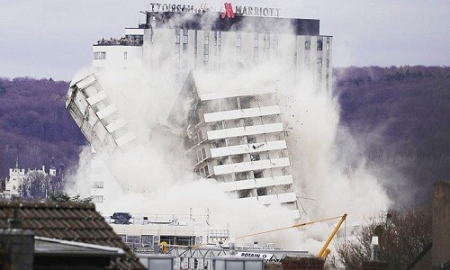 Tòa nhà cao 60 m tan thành tro bụi trong vài giây