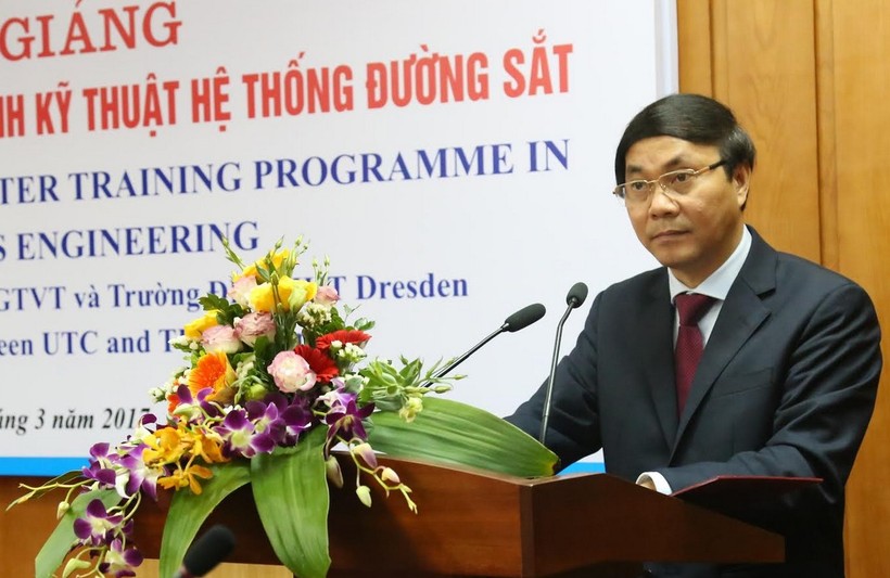 PGS.TS Nguyễn Ngọc Long - Hiệu trưởng nhà trường - phát biểu tại buổi lễ