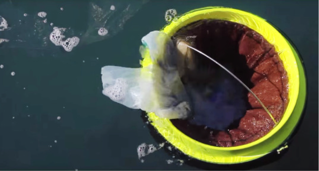 Thùng rác nổi tự động thu gom rác trên biển
