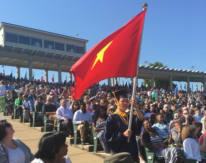 Đại kiện tướng Lê Quang Liêm giương cao cờ Tổ quốc trong lễ tốt nghiệp đại học
