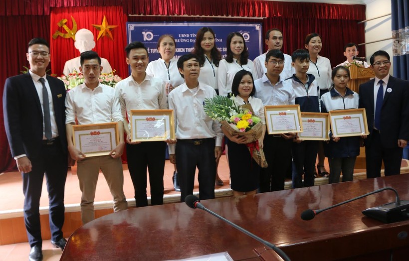 Tập đoàn Vingroup và Trường Đại học Hà Tĩnh trao thưởng cho các cá nhân và tập thể có thành tích xuất sắc trong kỳ thi Olympic Toán Toàn Quốc lần thứ 25, năm 2017