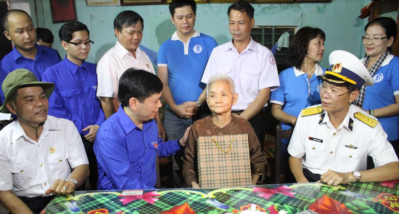 Đoàn công tác thăm hỏi, trao quà cho bà Huỳnh Thị Kế (84 tuổi, trú tại tổ 68, phường Hòa Cường Nam, Hải Châu) có con trai là liệt sỹ Nguyễn Phú Đoàn hi sinh trong trấn chiến 14/3/1988 tại đảo Gạc Ma. 