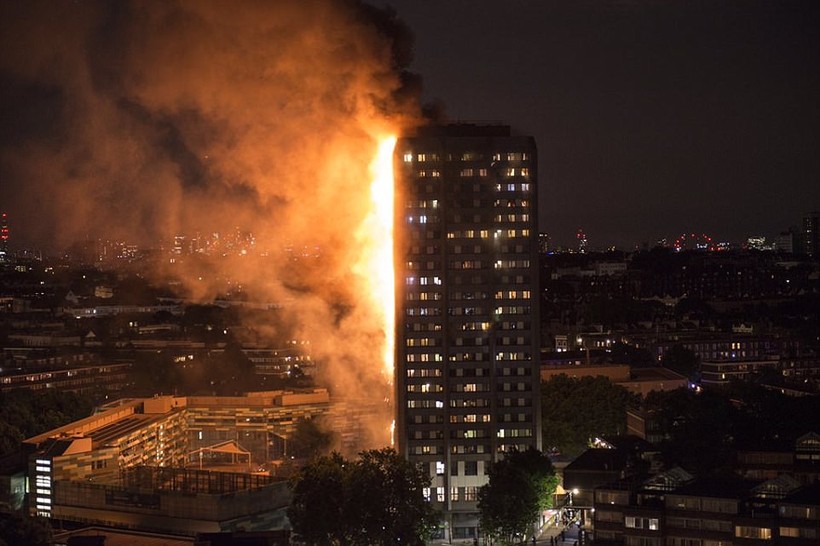 Chung cư 27 tầng bốc cháy dữ dội ở London