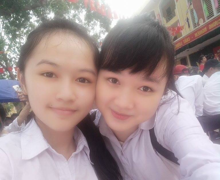 Nguyễn Thị Phương Liên (trái) đạt điểm cao nhất tại cụm thi Hà Nội